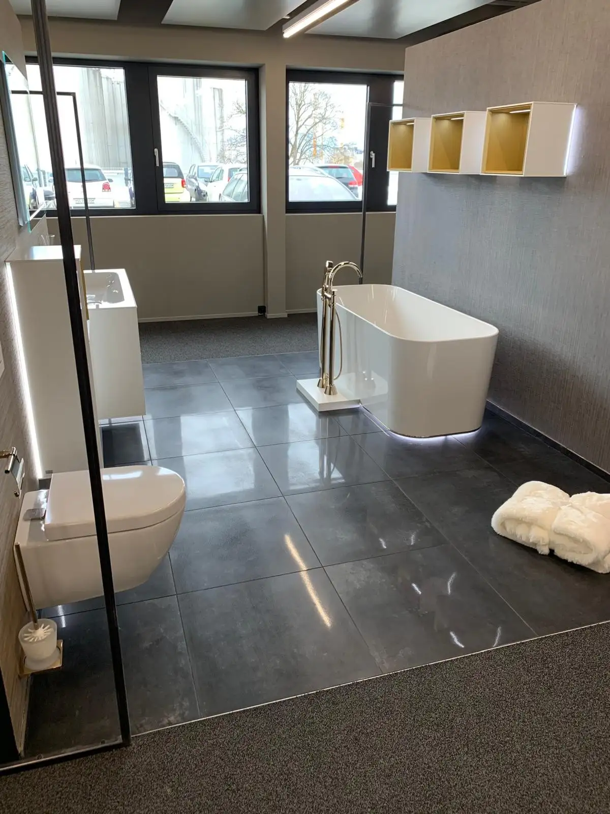 Bad mit freistehender Wanne in der Ausstellung