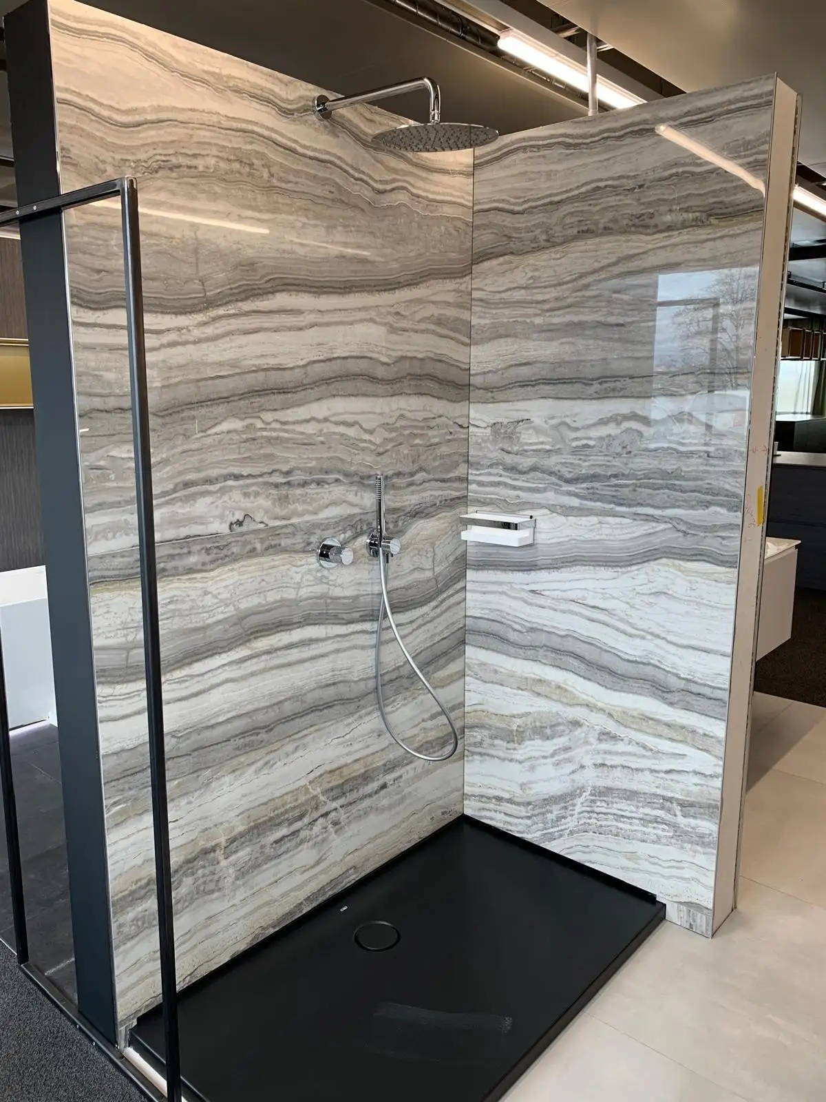 Dusche mit gestreiftem Marmor, Ausstellung