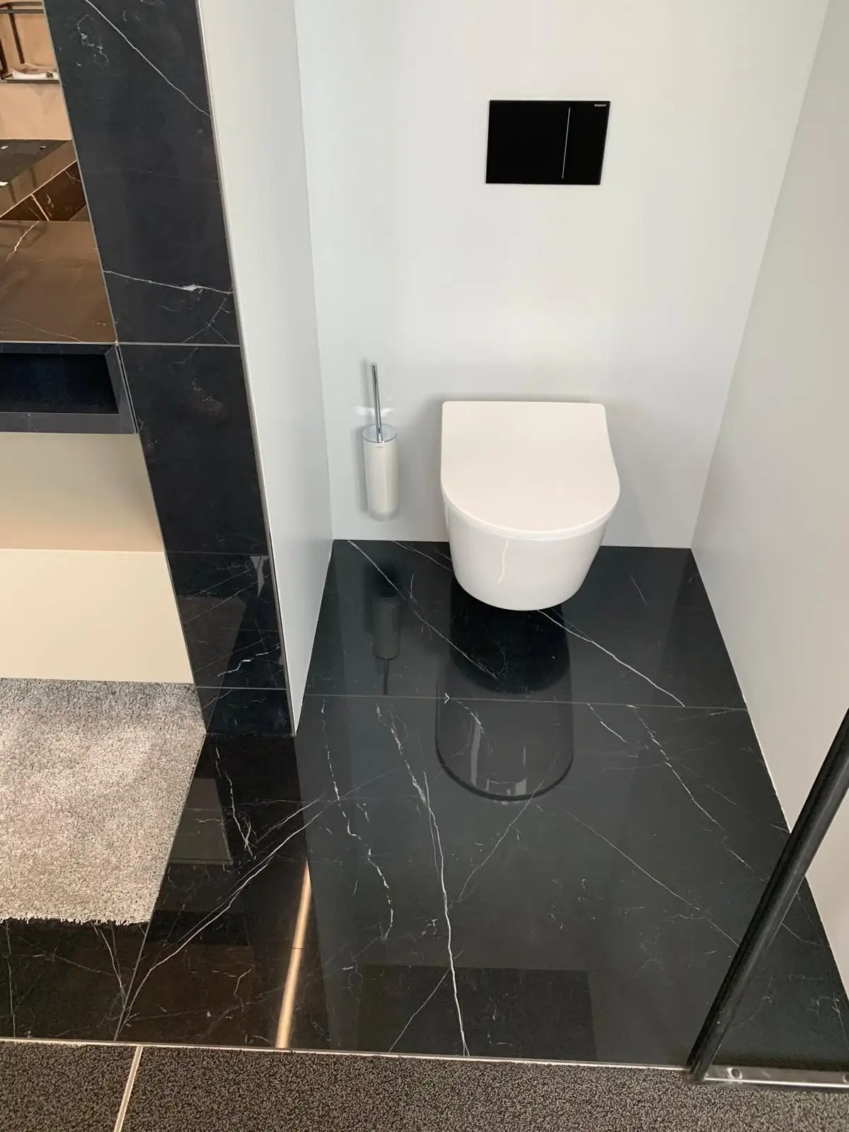 WC mit schwarzem Marmor