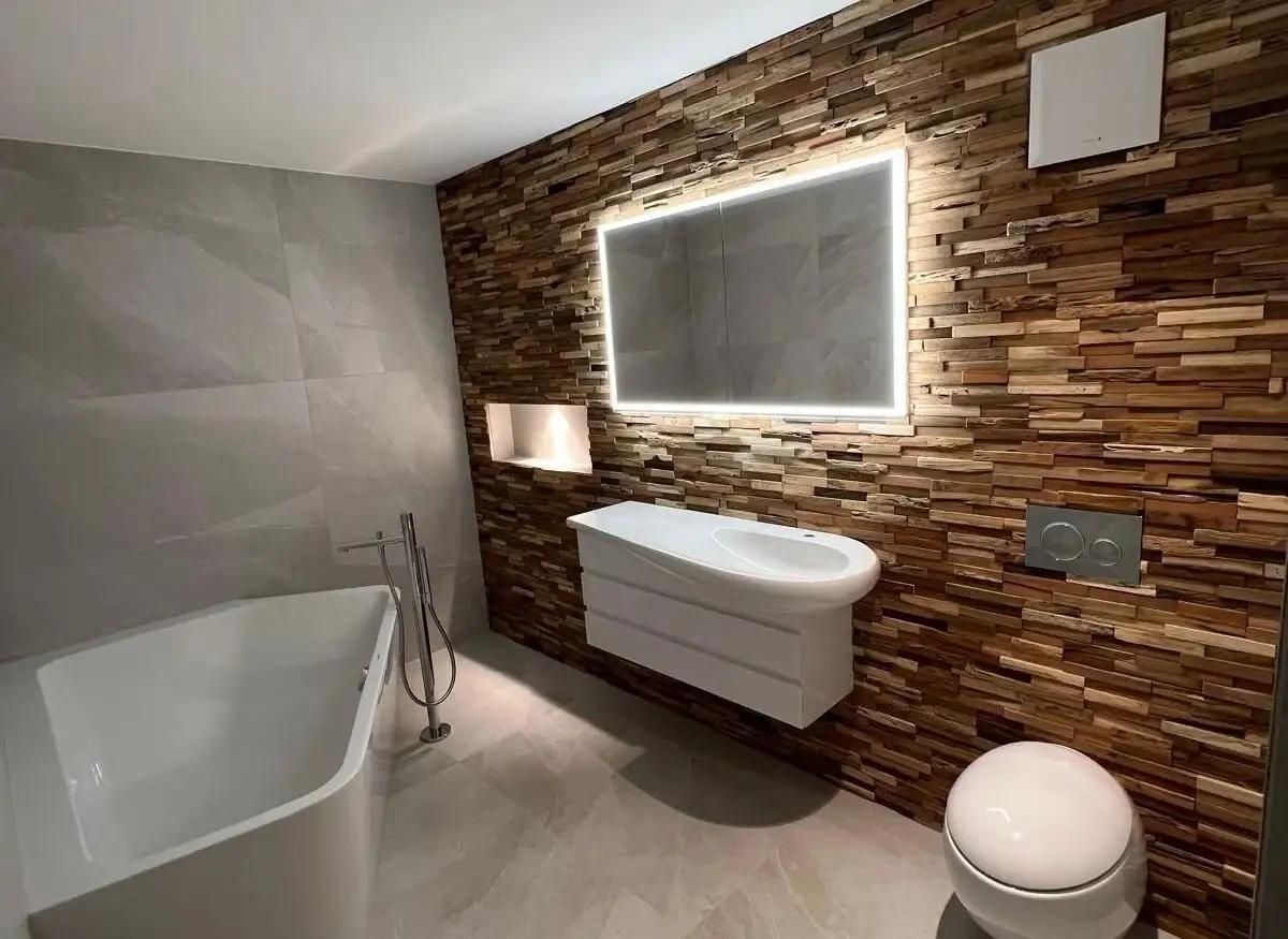 Holzwand und freistehende Wanne, Detail