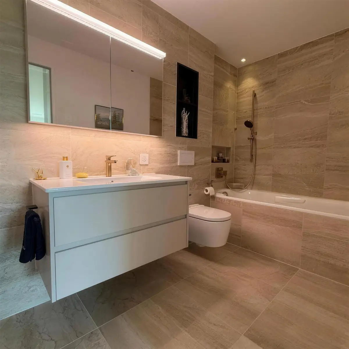 Helles Bad mit Grossformatplatten und Badewanne