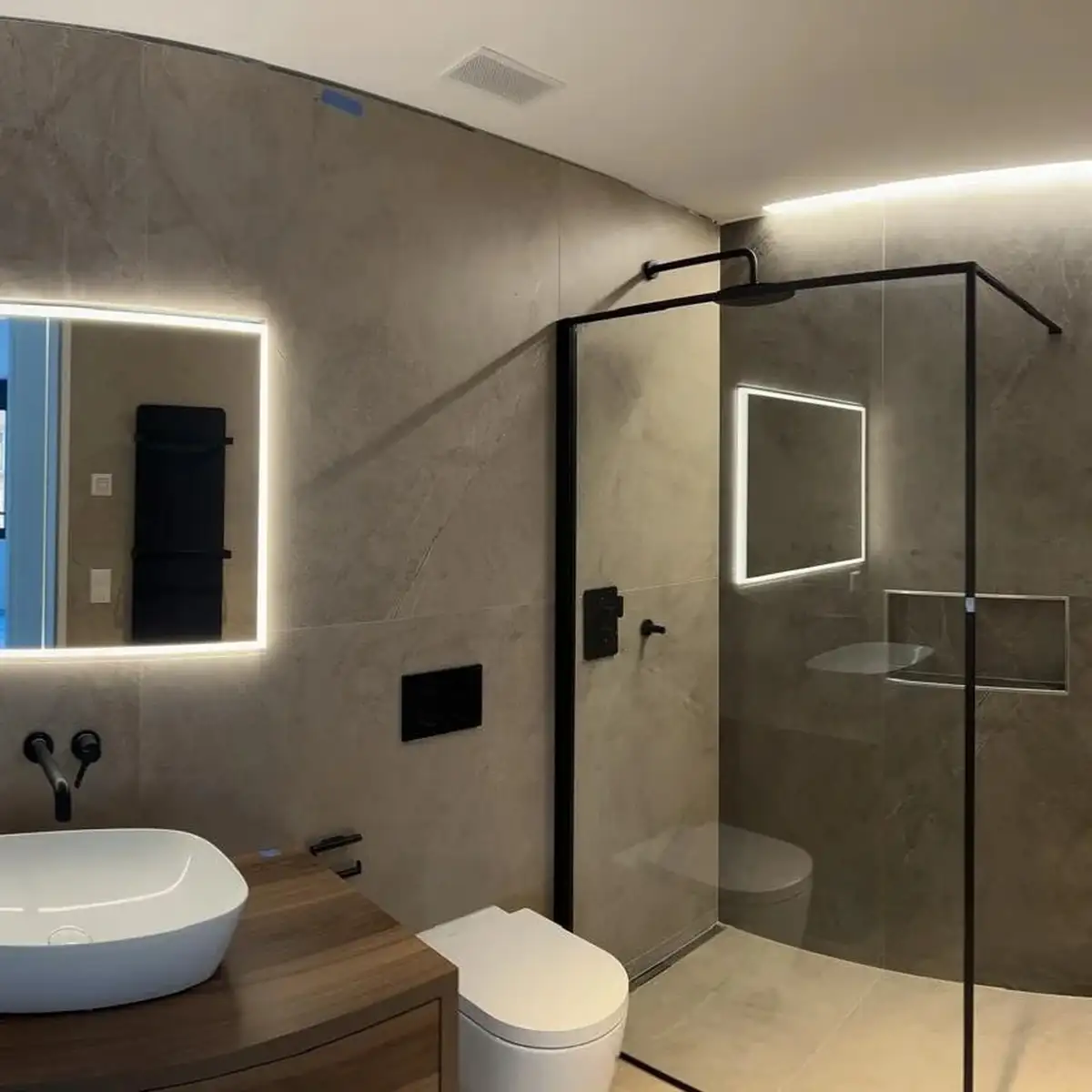 Fugenloses Bad in Graubeige mit bodenebener Glasdusche