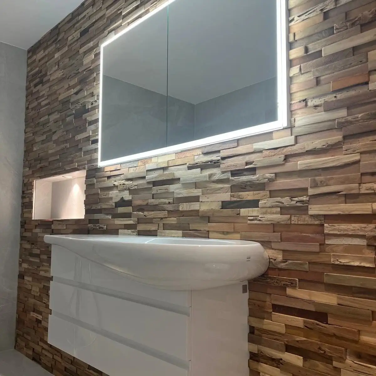 Bad mit Holzwand, Spiegelschrank und Waschtisch