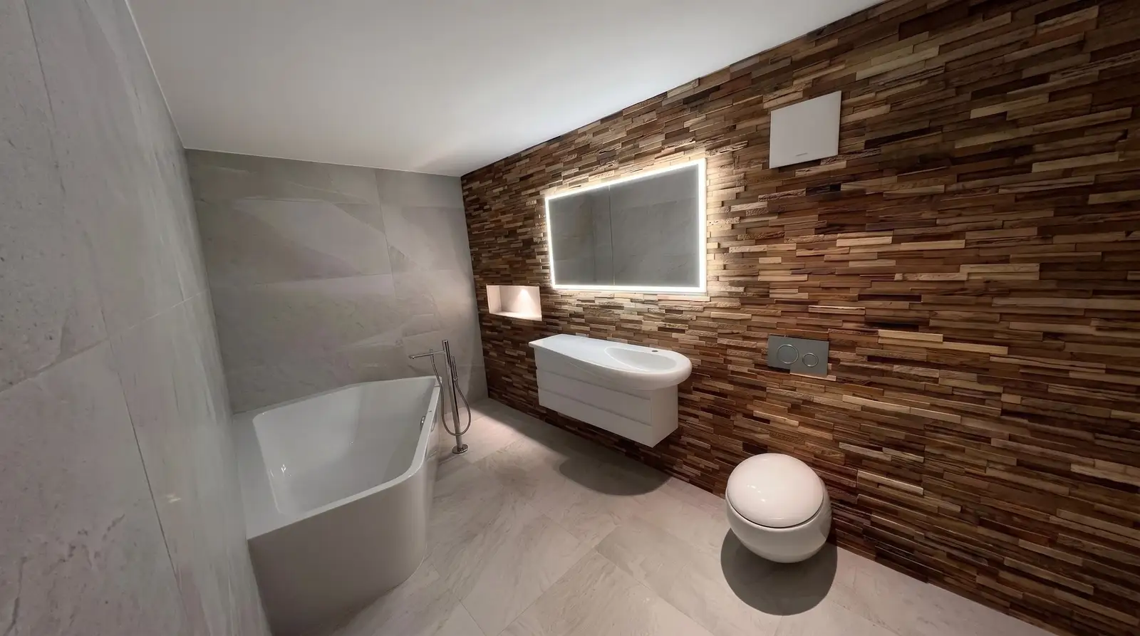 Bad mit Holzwand und freistehender Wanne
