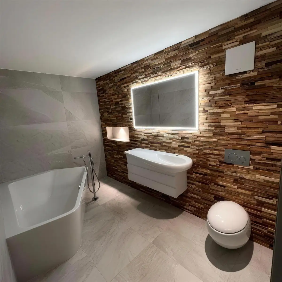 Bad mit Holzwand und freistehender Wanne