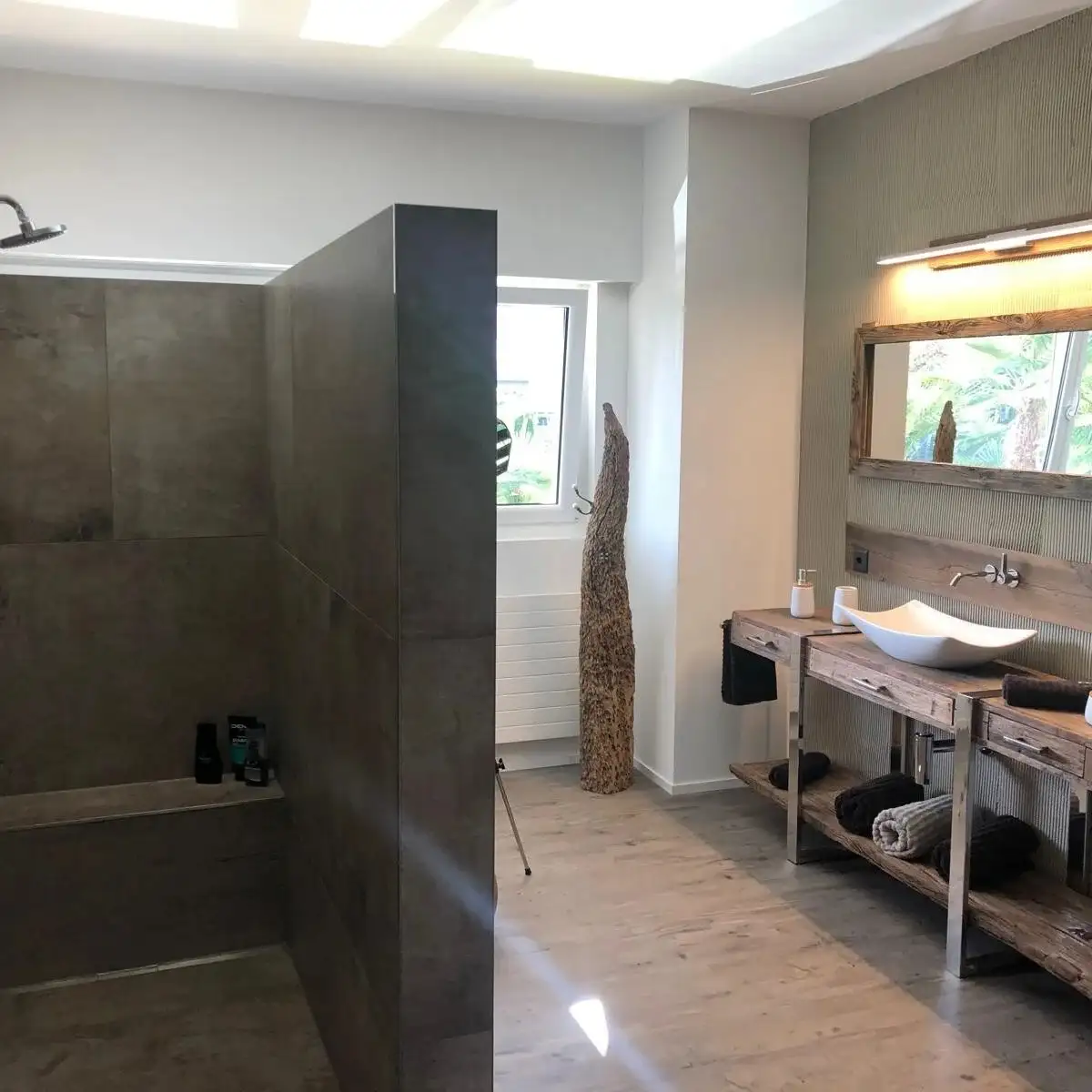 Bad mit Holz-Waschtisch, Dusche und Fenster