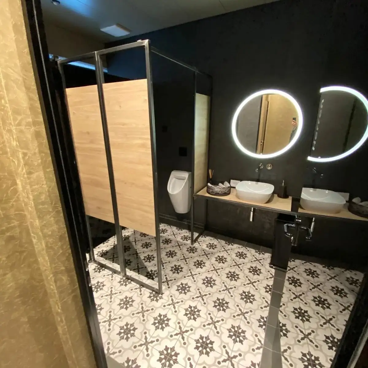 Gewerbe-WC in Schwarz mit Ornamentboden