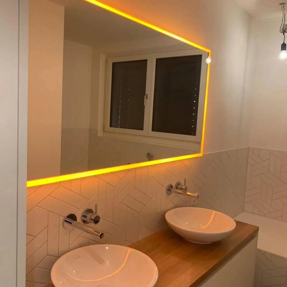 Doppelwaschtisch mit LED-Spiegel und Holz