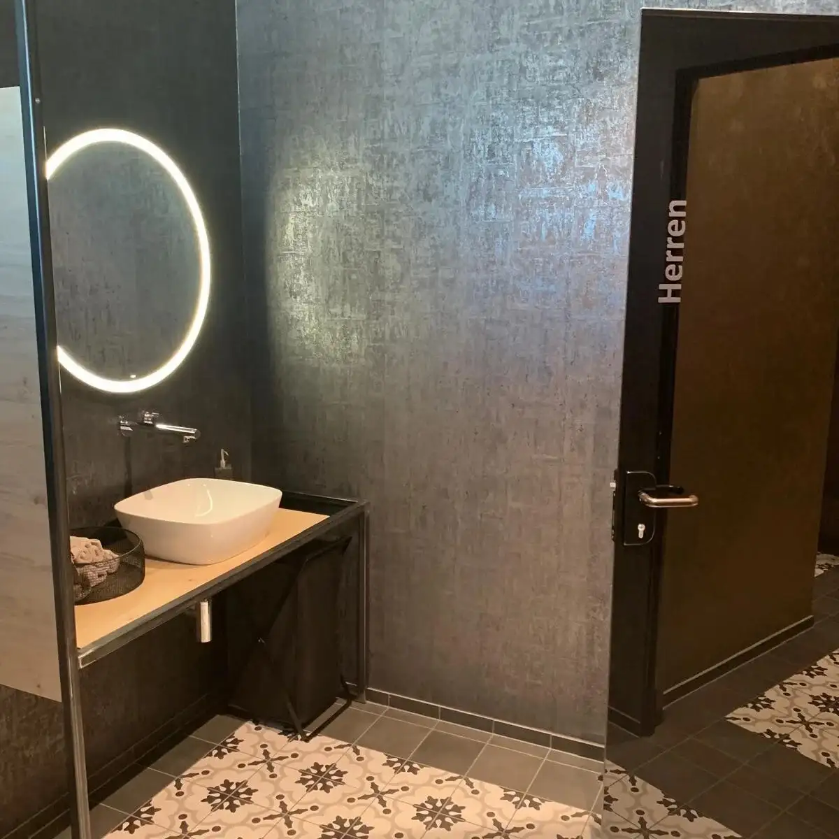 Gewerbe-WC Herren mit Rundspiegel