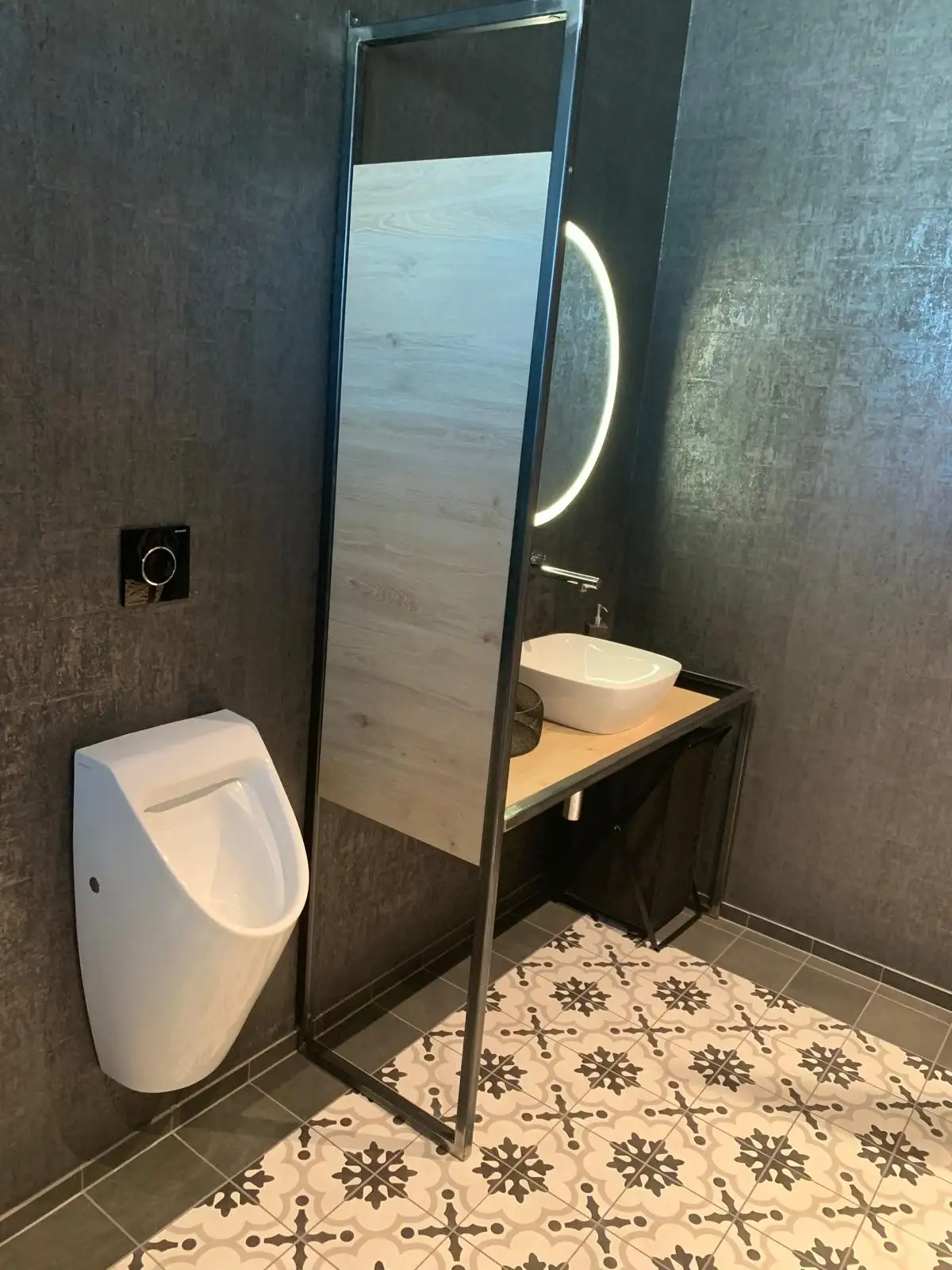 Gäste-WC mit Zementplatten, Urinal und Holzwaschtisch