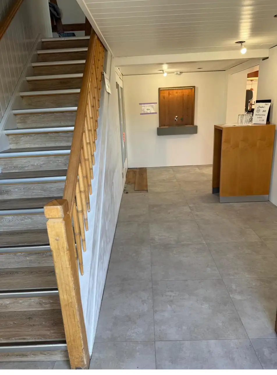 Holztreppe trifft auf neuen Plattenboden
