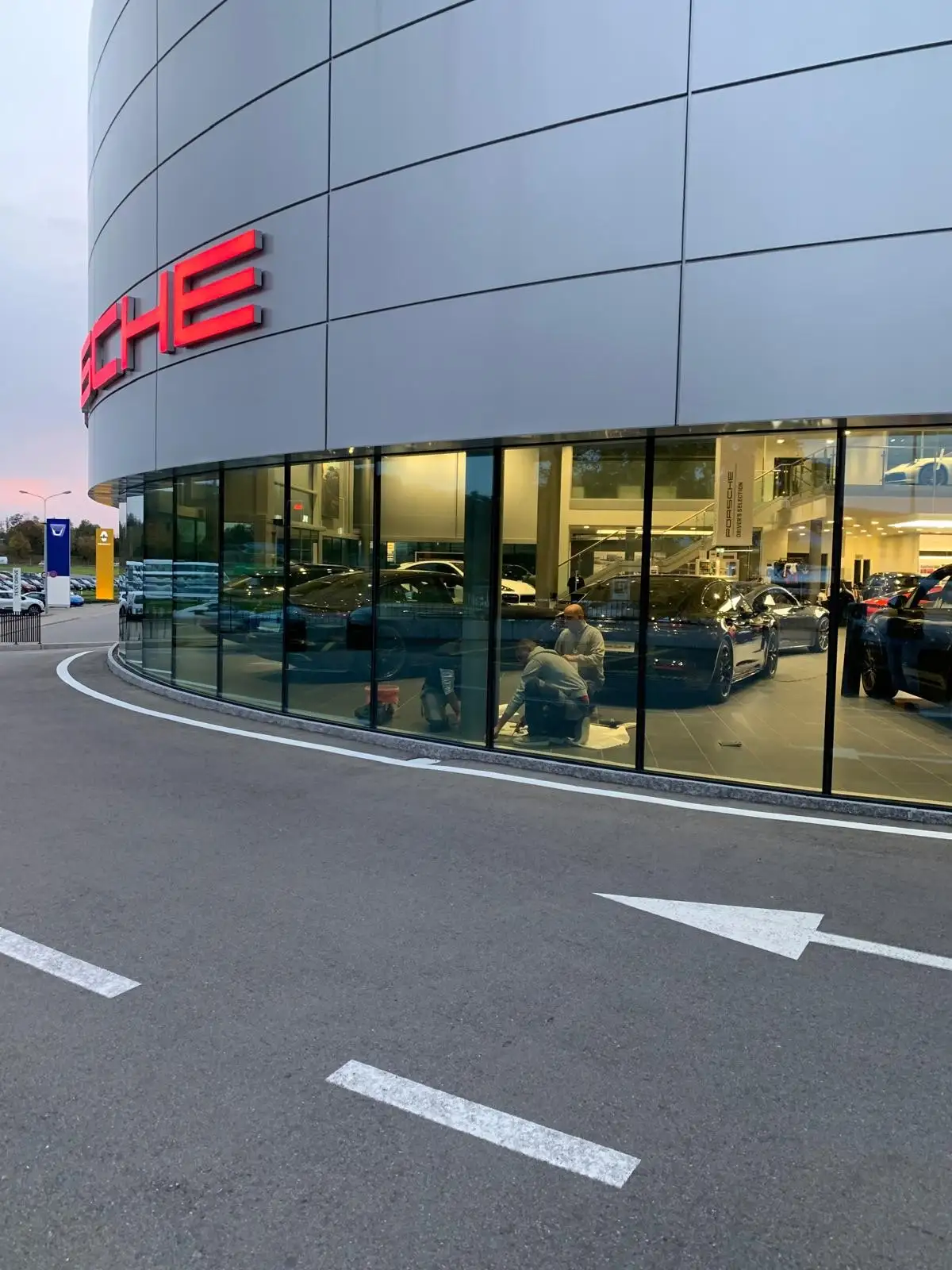 Porsche Zentrum St. Gallen: Arbeiten hinter der Glasfassade