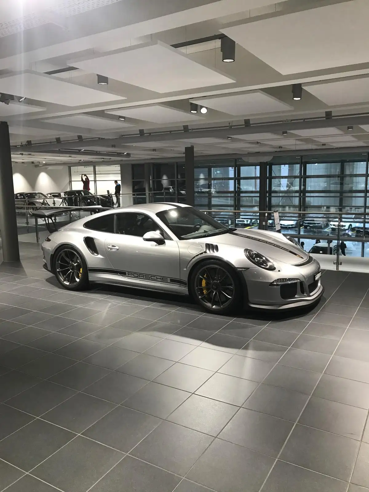 Porsche Zentrum St. Gallen: Bodenbelag im Showroom