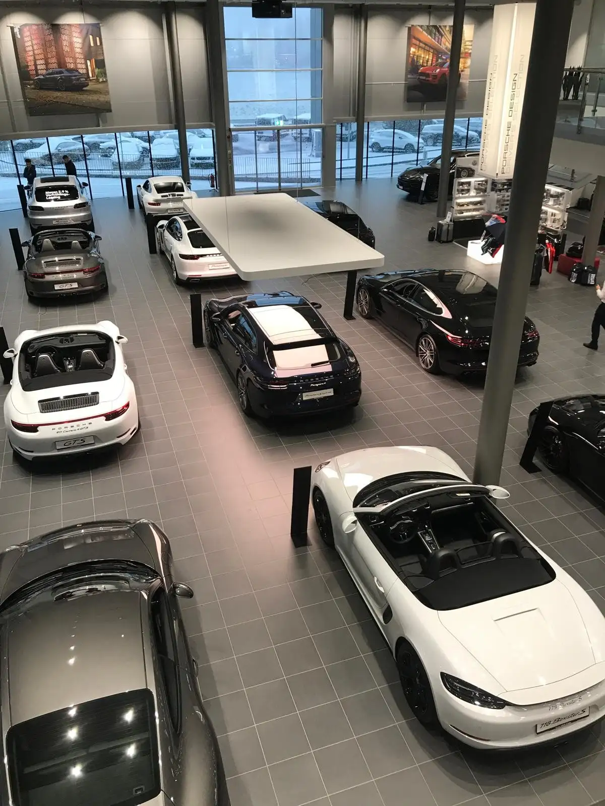Porsche Zentrum St. Gallen: Showroom von oben