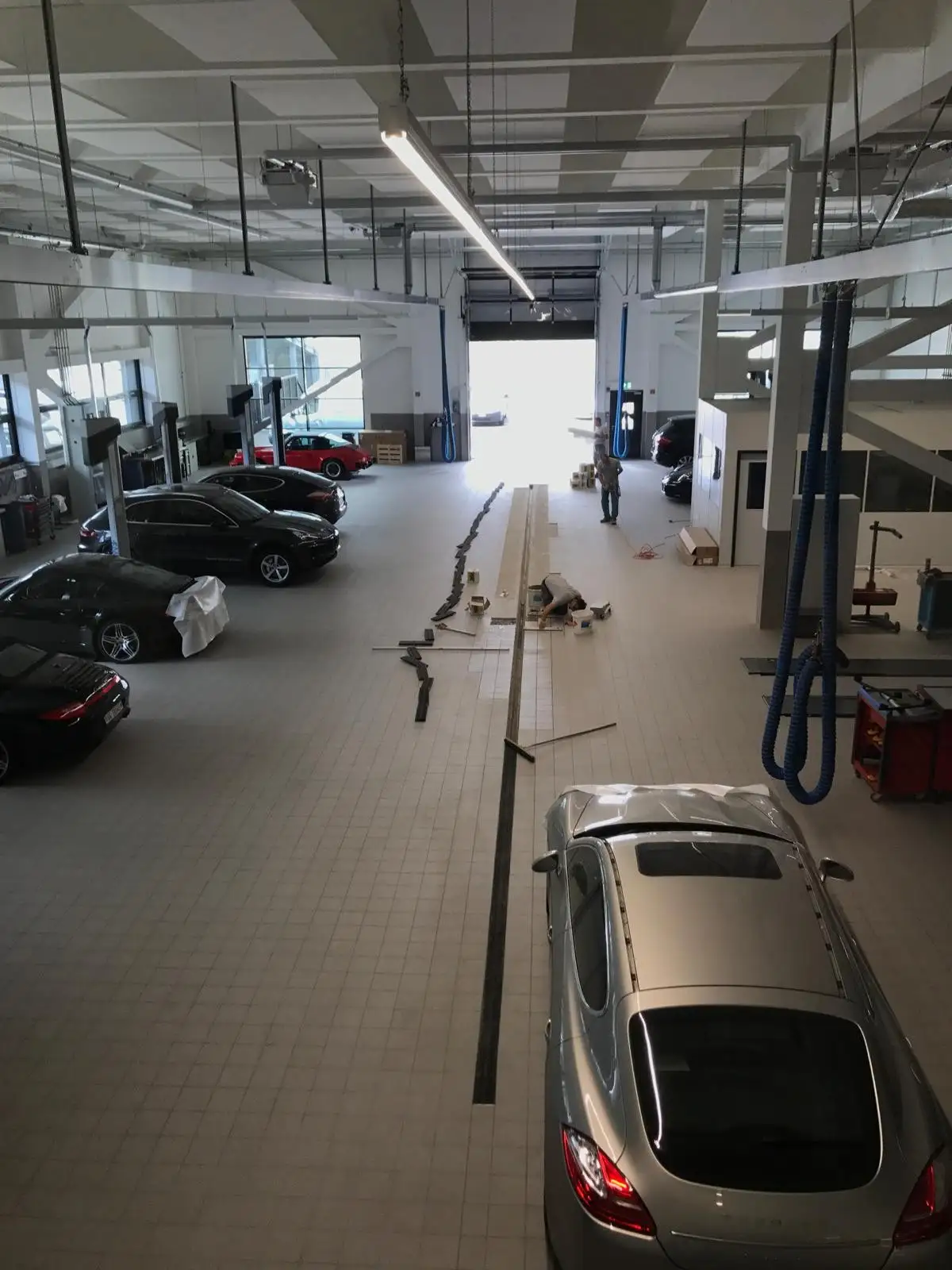 Porsche Zentrum St. Gallen: Werkstatt während der Verlegung
